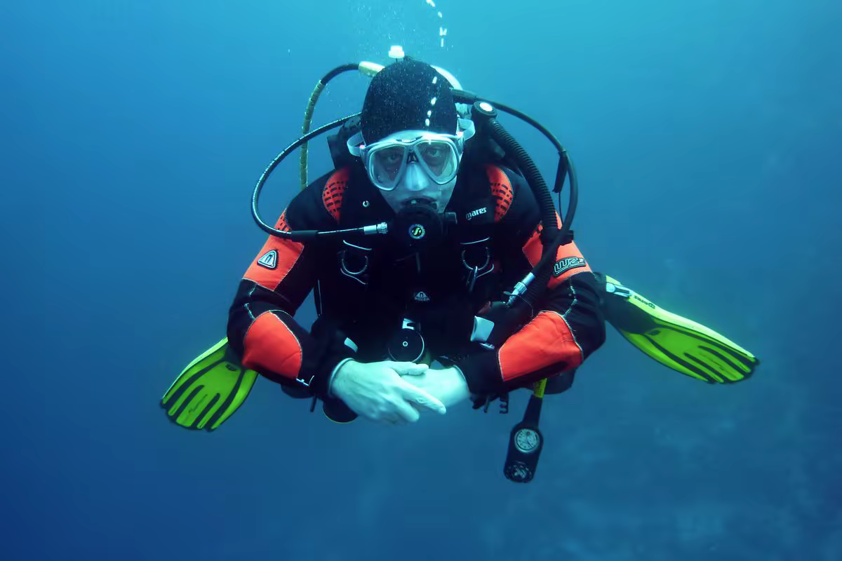 Taucher beim Üben unter Wasser