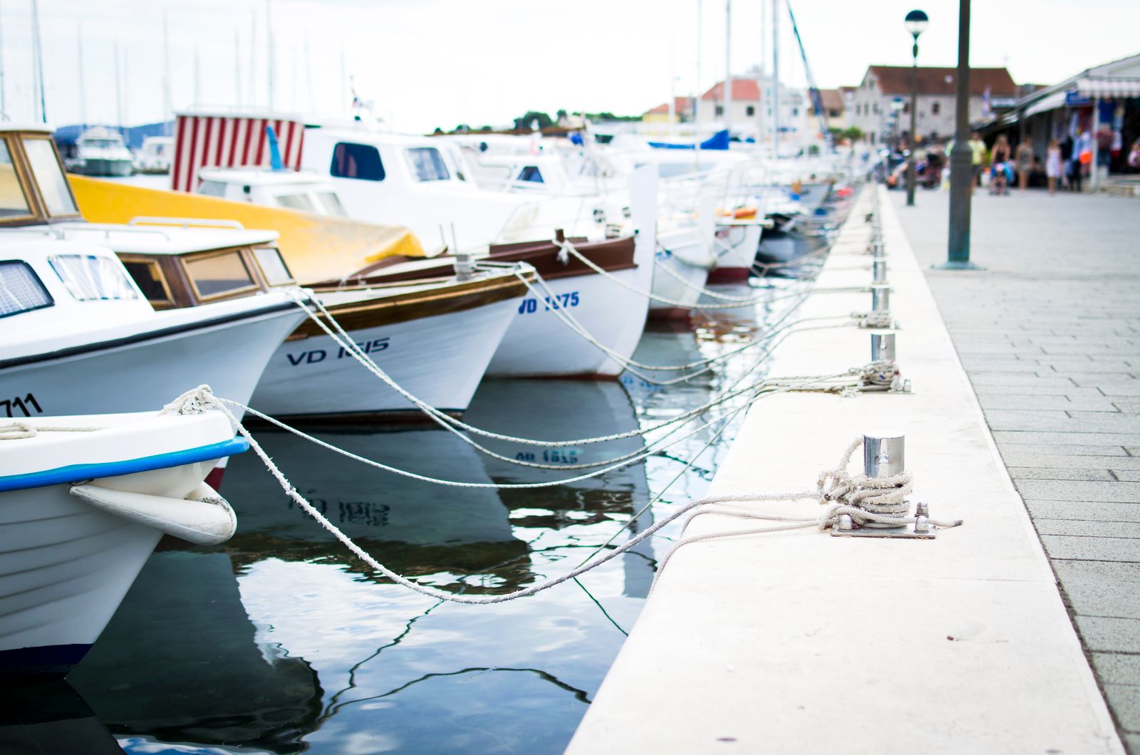 Kleine Boote in einem Küstenhafen