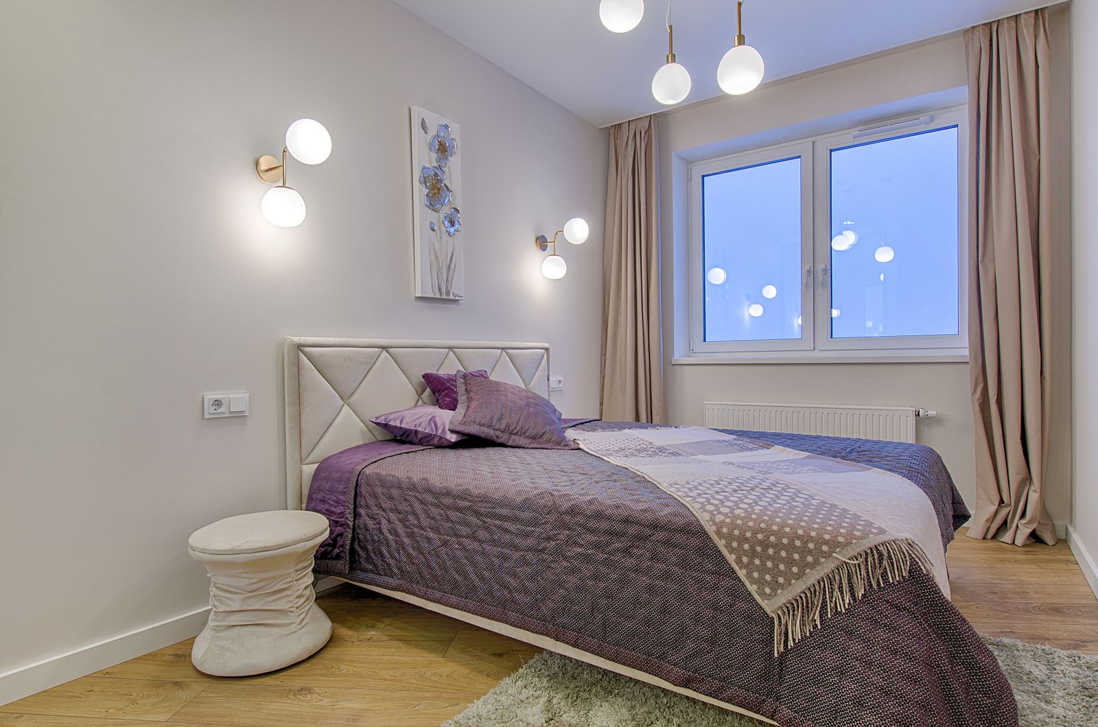 Helles Twin-Zimmer mit einem Bett