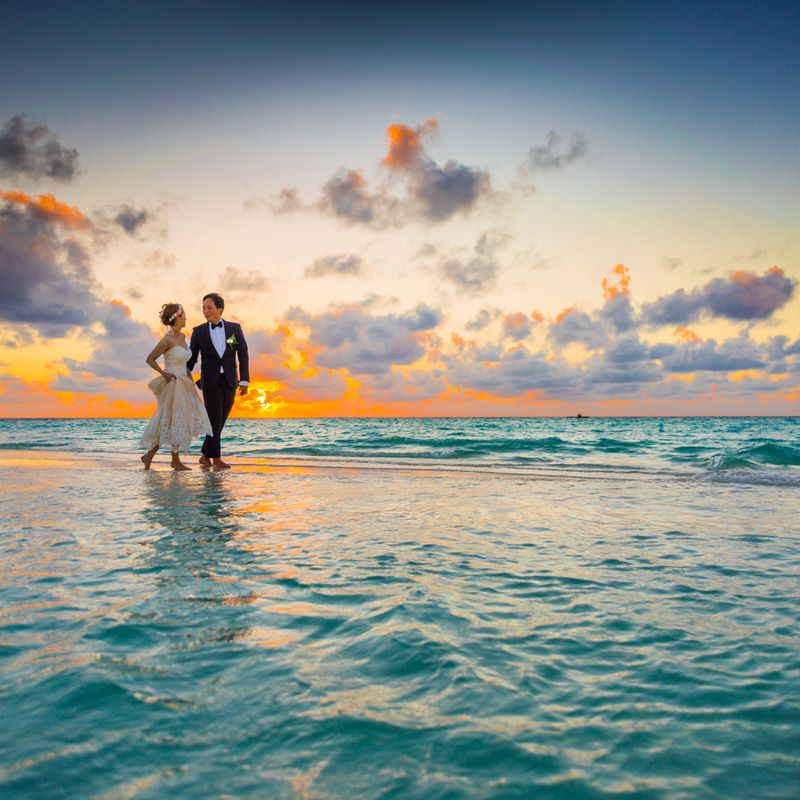 Sara und Tom stehen gemeinsam am Meer